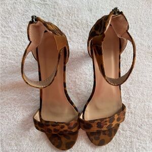 Women’s Leopard Shoes. Size 6: Heels about 2”. Great Condition. Lightly Worn.